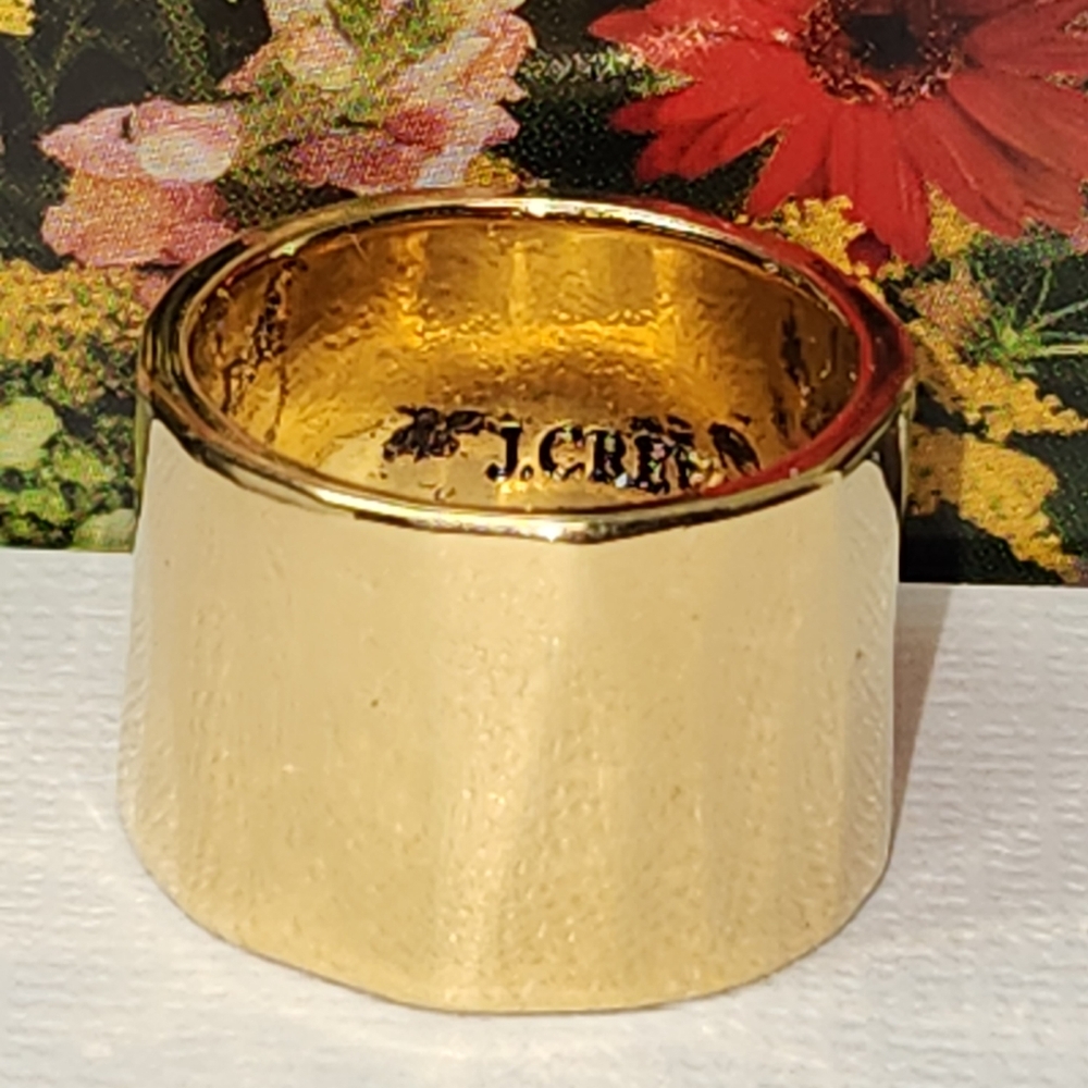 #2441, SIGNED J CREW BAND RING SIZE 6, GOLD TONE, GREAT CONDITION.